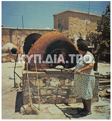 Φούρνισμα σε παραδοσιακό φούρνο. Copyright Ριζοπούλου-Ηγουμενίδου Ευφροσύνη (2007),'Φούρνος και παραδοσιακή κατοικία', στο Φούρνοι και παραδοσιακά ζυμώματα στη Θράκη, το Αιγαίο και την Κύπρο (Πρόγραμμα 'Θράκη- Αιγαίο - Κύπρος', Θήρα 2007), 225-234.